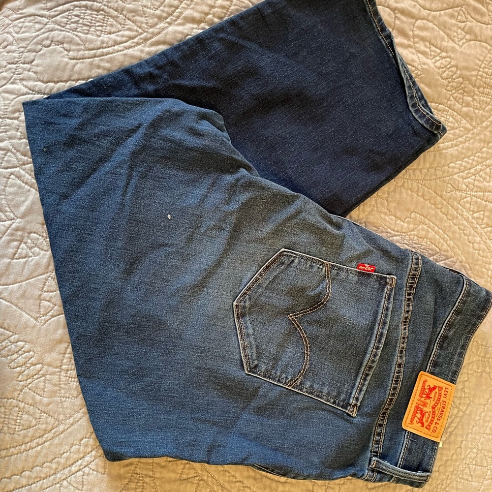 Levi Capris